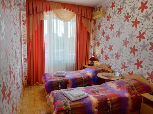 Säng eller sängar i ett rum på Yakor Hotel