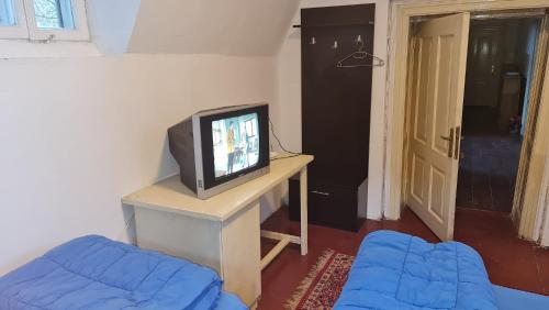 a living room with a tv and a couch at Camping Aviator Busteni, camere in Buşteni
