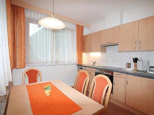 カップルにあるApart Zangerleのキッチン(テーブル、椅子付)、キッチン(テーブル、椅子付)