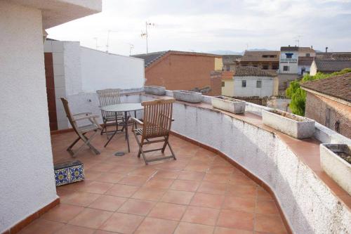 a patio with chairs and a table on a balcony at Casa Rural Placida in Escalona