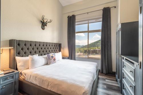 une chambre avec un grand lit et une fenêtre dans l'établissement Westgate Park City Differentiated Modern Update Top Floor View Deluxe 2 Bedroom, à Park City