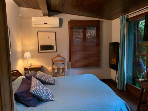ein Schlafzimmer mit einem blauen Bett und einem Fenster in der Unterkunft Room with a View in Cima