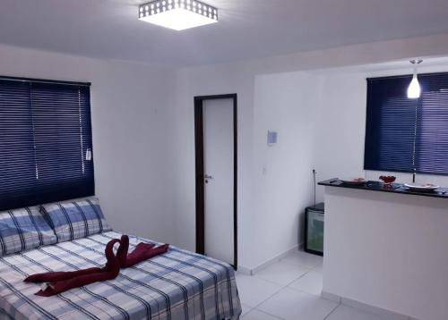 納塔爾的住宿－Natal Conforto，卧室配有一张床,卧室内有一个人躺在床上