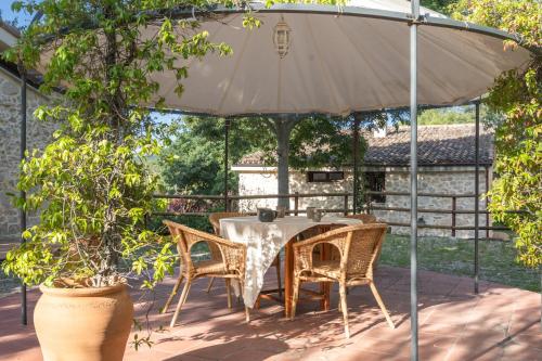 Taman di luar Masia Ventanell Luxury villa near Barcelona