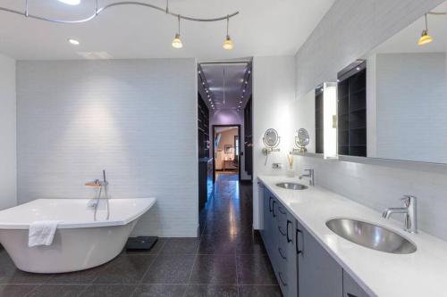 Vannituba majutusasutuses Unrivaled Luxury Penthouse Ski In Ski Out 3 Bed+Den Modern Views Silver Lake Village Deer Valley