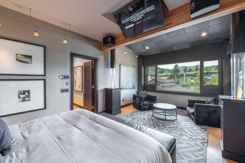 Voodi või voodid majutusasutuse Unrivaled Luxury Penthouse Ski In Ski Out 3 Bed+Den Modern Views Silver Lake Village Deer Valley toas