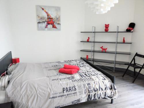 ルーアンにあるLe Rive Gauche by Beds76, Grand Parkingのベッドルーム1室(赤い枕付きのベッド1台付)