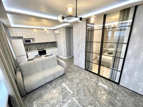 ?ozy 704 Sunrise Apartments on the 22nd floor in the center, Odesa, Ucraina