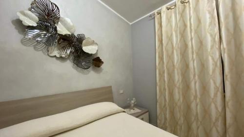 een slaapkamer met een bed en een douchegordijn bij Casa vacanze Rebecca in Chia