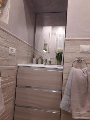 un bagno con lavandino e specchio di Casa vacanze Rebecca a Chia