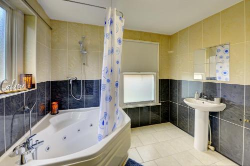 Kylpyhuone majoituspaikassa Beautiful Victorian 2 Bedroom Flat