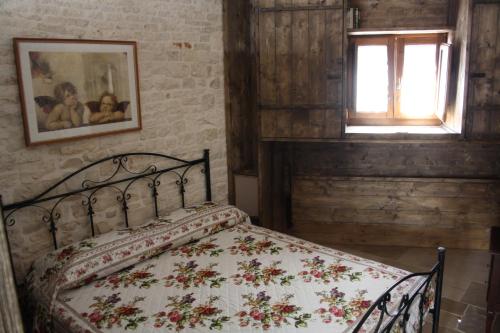 een slaapkamer met een bed met een quilt bij Taverniere dei Trulli in Alberobello
