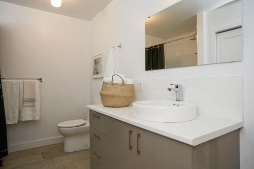 Ένα μπάνιο στο Explore Montreal from Sleek Contemporary Apartment by Den Stays