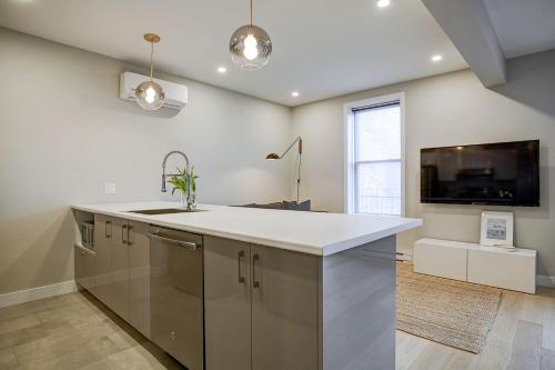 Kuchyň nebo kuchyňský kout v ubytování Explore Montreal from Sleek Contemporary Apartment by Den Stays