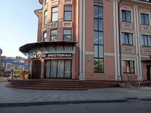 Berdychivにあるготель ДежаВюの大きなピンクの建物