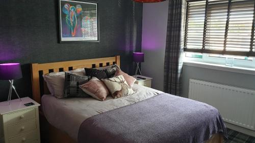 Giường trong phòng chung tại Holiday Apartment, Balloch, Loch Lomond