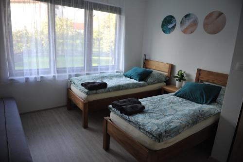 Tempat tidur dalam kamar di Apartmán Luční