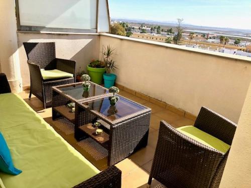 Posezení v ubytování GATU PREMIUM Ático Parra, parking, piscina común, terraza, wifi , " Preferente mayores de 25 años y familias "