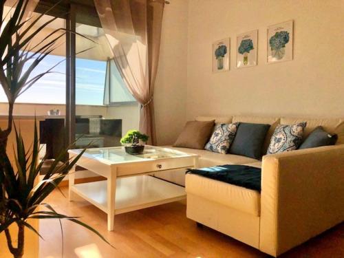 Posezení v ubytování GATU PREMIUM Ático Parra, parking, piscina común, terraza, wifi , " Preferente mayores de 25 años y familias "