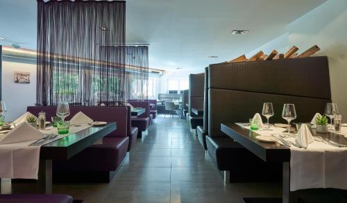 a dining room with tables and chairs in a restaurant at Hotel Residenz Hochalm - Joker Card Partner in Saalbach Hinterglemm
