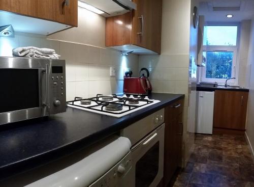 Kuchyň nebo kuchyňský kout v ubytování Town Apartments Aberdeen