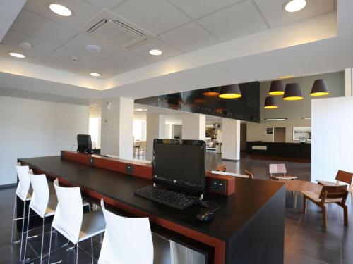 an office with a desk with a computer on it at City Express by Marriott Salina Cruz in Salina Cruz
