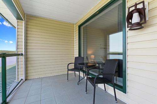 Rõdu või terrass majutusasutuses Baptiste Lake Lodge