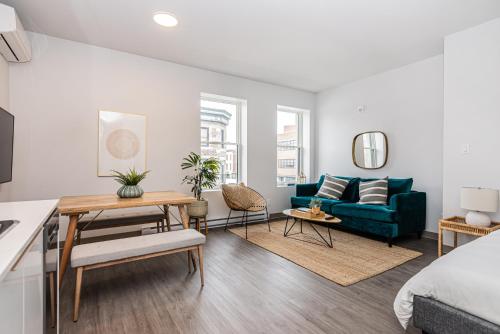 Posezení v ubytování Brand New and Perfectly Located Flat in Le Plateau by Den Stays