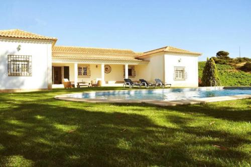 a house with a swimming pool in the yard at Fabulosa Quinta do Vento in Palmela