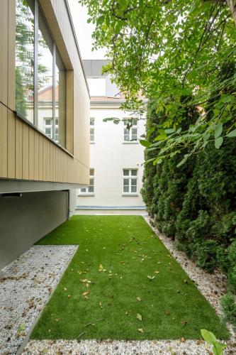 an internal courtyard of a building with a green lawn at Apartamenty L11, Limanowskiego in Poznań