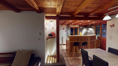 Χώρος καθιστικού στο Le Chalet du Tanet spa sauna terrasse en Alsace