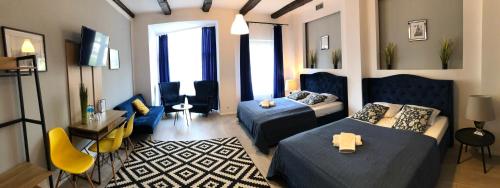 pokój hotelowy z 2 łóżkami i salonem w obiekcie Great Polonia Wrocław City Center we Wrocławiu