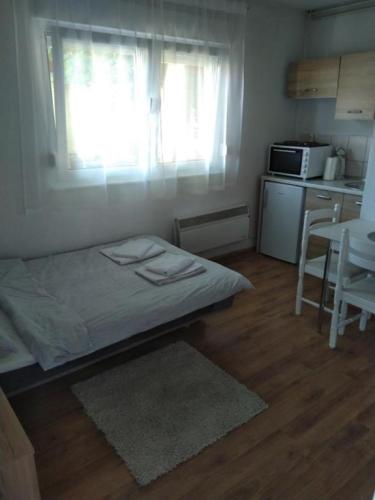 Kleines Zimmer mit einem Bett und einer Küche in der Unterkunft Apartman 2 Zagreb - Maksimir KBC Rebro in Zagreb