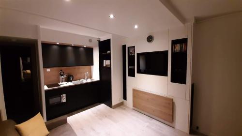 a large bathroom with a sink and a mirror at Superbe studio 2** rénové a neuf idéalement placé in Aix-les-Bains