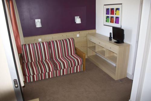 - un salon avec une chaise et un bureau dans l'établissement Apartment Near The Ski Slopes In La Plagne, à La Plagne Tarentaise