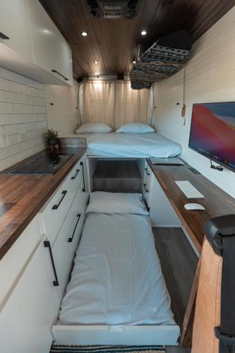 Zimmer mit 2 Betten und einem Schreibtisch mit einem Computer in der Unterkunft Van Gogh in San Juan