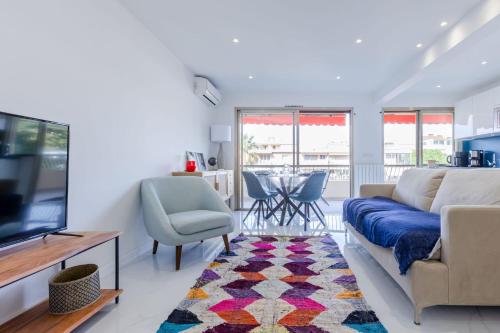 un salon avec un canapé et une télévision dans l'établissement 1-Br Apartment 5 min on foot from the Croisette, à Cannes
