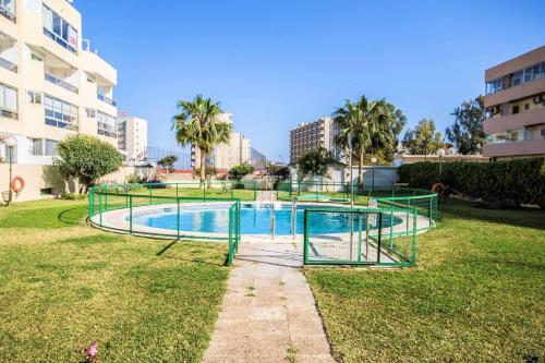 Peldbaseins naktsmītnē Lovely apartment in Torremolinos Views of the sea, pool, terrace, sofa bed and fully equipped kitchen vai tās tuvumā