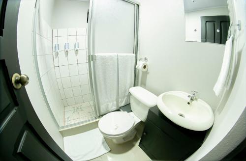 A bathroom at Hotel La Vid La Fortuna