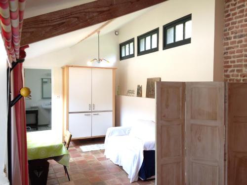 - une chambre avec un lit et une chambre avec une porte dans l'établissement La Ferme Du Dizacre, à Leubringhen