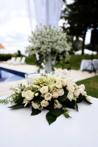 a bouquet of white flowers sitting on a table at Quinta La Constanza in Tababela