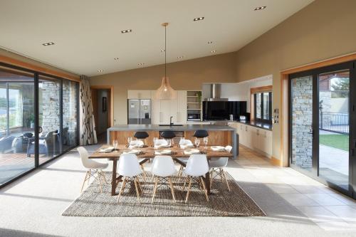 cocina y comedor con mesa y sillas en Takapō Retreat - Lake Tekapo en Lake Tekapo