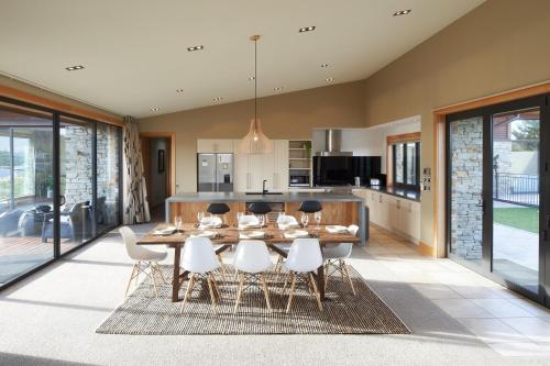 a kitchen and dining room with a table and chairs at Takapō Retreat - Lake Tekapo in Lake Tekapo