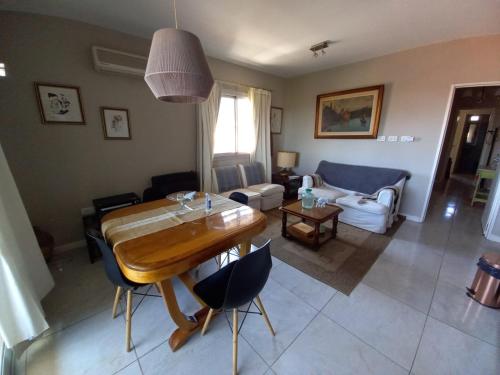 uma sala de estar com uma mesa de madeira e cadeiras em Apartamentos "Rufina II y III Merlo céntrico em Merlo