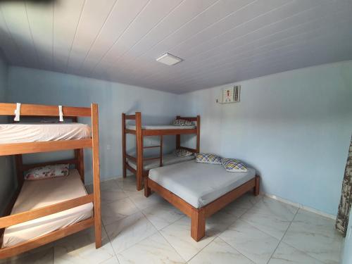 Cette chambre dispose de 3 lits superposés et d'un plafond. dans l'établissement Recanto da Lua, à Corumbau