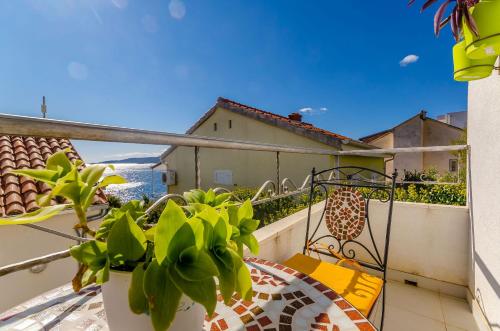 d'un balcon avec une table et des plantes en pot. dans l'établissement Apartments Zdenka, à Okrug Donji