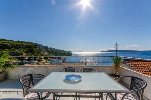 d'une table et de chaises sur un balcon avec vue sur l'eau. dans l'établissement Apartments Zdenka, à Okrug Donji