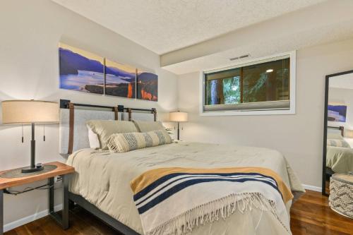 - une chambre avec un lit et une fenêtre dans l'établissement Riverview Luxury Retreat, à Camas