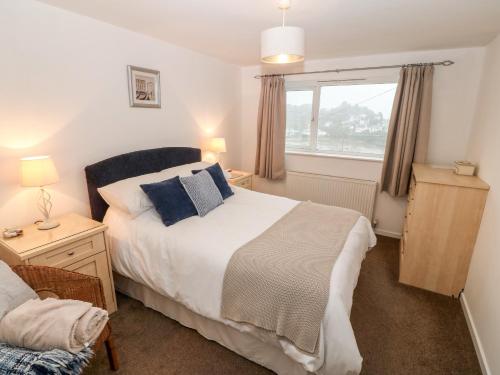 Un dormitorio con una cama grande y una ventana en Avondale, en Porthmadog
