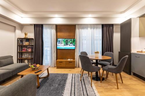 SALA SUITES في إسطنبول: غرفة معيشة مع أريكة وطاولة وكراسي